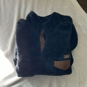 LL Bean plush fleece pullover in navy/ with tan accents. LL Bean quality!